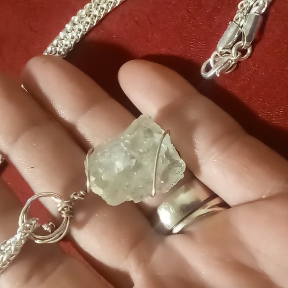 Wire wrapped quartz clear crystal pendant. - Picture 3 of 4